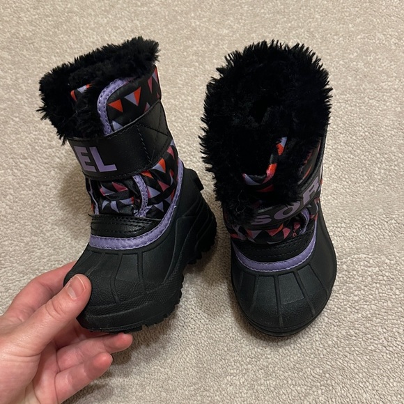 ✨ Sorel Black and Purple Kids' Boots - Size Toddler 5 ✨ - Picture 3 of 5